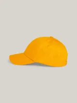 Gorra de béisbol color naranja con logo de la marca bordado en el frente.