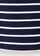 Buzo de punto de algodón con diseño a rayas horizontales, cuello barco y mangas largas.