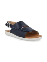 Sandalia de cuero azul con tiras ajustables con velcro y hebilla metálica en el talón. Posee plantilla color suela y suela blanca flexible.
