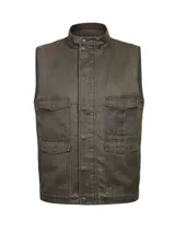 Chaleco marrón oscuro de hombre, con cuello alto y cierre frontal de botones a presión. Presenta cuatro bolsillos de parche con solapa y botón en la parte delantera.