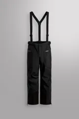 Pantalón deportivo de esquí color negro, confeccionado en tejido técnico impermeable de tres capas con costuras y cremalleras termoselladas. Cuenta con tirantes elásticos regulables, cintura ajustable, bolsillos frontales con cierre, refuerzos en la parte inferior de la pernera y sistema de rescate RECCO integrado.