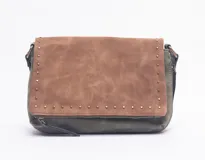 Bandolera de diseño bicolor con cuerpo en color verde oliva y solapa frontal en color marrón. Presenta detalles de tachas metálicas doradas en el borde de la solapa y cierre con cremallera.