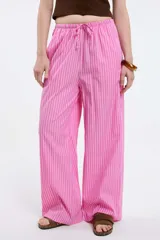 Pantalón palazzo de tiro alto con estampado a rayas verticales rosas y blancas, con cintura elástica ajustable con cordón.