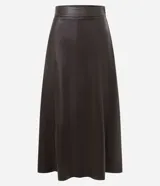 Pollera midi de corte recto confeccionada en poliuretano con acabado que imita el cuero. Presenta recortes verticales en el frente y cintura estructurada.