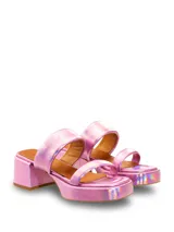 Sandalias con plataforma y taco cuadrado, color rosa tornasolado, con dos tiras acolchadas sobre el empeine.