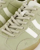 Championes bajos Coolway modelo Kizuna, color verde claro con detalles en blanco y rosa. Confeccionados en gamuza y nylon, con ajuste de cordones, plantilla acolchada y suela de goma color miel.