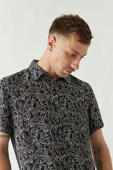 Camisa celeste estampada de manga corta con fit slim, cartera abotonada y logo bordado.