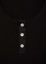 Vestido midi de tejido de punto de canalé en color negro, con cuello redondo, tirantes anchos y cierre frontal de botones. Presenta un diseño ajustado al cuerpo con terminaciones satinadas.