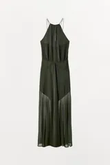 Vestido largo de cuello halter con tirantes finos y hombros descubiertos. Presenta un diseño con costuras marcadas, forro interior a tono y cierre lateral con cremallera oculta.