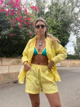 Short amarillo con estampado de cuadrillé, con cintura elástica y cordón ajustable.