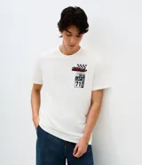Remera de algodón color blanco con cuello redondo y mangas cortas. Presenta una estampa en la espalda con diseño de un auto de Fórmula 1, bandera a cuadros y la inscripción Grand Prix Legend en tonos rojos y azules.