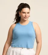 Musculosa básica celeste de corte cropped confeccionada en tejido acanalado de viscosa, con cuello redondo y diseño ajustado.