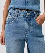 Pantalón de jean de corte wide leg, tiro medio y lavado azul claro, confeccionado en algodón con bolsillos funcionales.