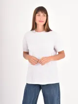Remera de cuello redondo y manga corta, con un diseño básico y corte holgado en color blanco jaspeado.