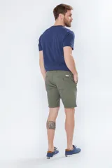 Bermuda clásica de gabardina color beige, con bolsillos traseros ojal con botón y etiqueta de la marca Legacy.