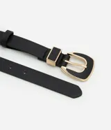 Kit de dos cinturones medianos de poliuretano con textura granulada, uno en color negro y otro en color marrón. Ambos cuentan con hebilla metálica dorada con detalle esmaltado a tono con la correa.