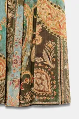 Falda midi plisada con estampado paisley en tonos verde agua, marrón y naranja. Presenta cintura elástica y un cinturón ancho marrón con hebilla dorada.
