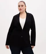 Blazer negro de corte slim alargado, confeccionado en punto roma con abotonado doble frontal, solapas de muesca y bolsillos de ojal en los laterales.