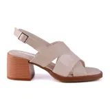 Sandalia de vestir color beige con tiras cruzadas y hebilla lateral. Taco cuadrado de madera.