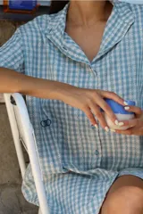 Vestido corto amarillo a cuadros blancos, con cuello mao, botones a tono, logo bordado a contratono en el frente y corte oversized.