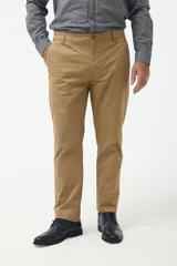 Pantalón color beige de algodón y spandex, corte recto, con bolsillos laterales y traseros.