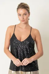 Top negro de paillettes con breteles finos y espalda alta.