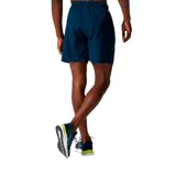 Short deportivo Asics de hombre, color azul petróleo, con logo reflectivo en la pierna derecha. Confeccionado en tejido ligero y materiales reciclados, con slip interior, cordón ajustable en la cintura, bolsillo interior oculto y aberturas laterales.