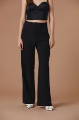 Pantalon de vestir color tostado, de corte recto y tiro alto, con cierre frontal y bolsillos laterales.