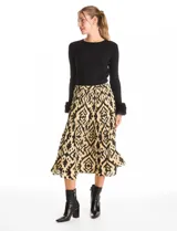 Falda midi de corte acampanado con diseño de estampado tribal en tonos negro y amarillo. Presenta una pretina ancha elastizada para mayor comodidad.