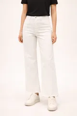 Pantalon jean de corte recto y tiro alto, color blanco, con ruedo deshilachado.