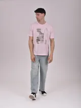 Remera rosa claro de manga corta con estampa de tabla de surf, palmeras y texto "Hawaii North Adventure Unlimited".