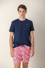 Remera azul marino de algodón con cuello redondo, manga corta, bolsillo en el pecho y logo bordado de un pájaro. Corte clásico.