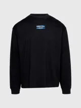 Remera de manga larga Calvin Klein Jeans, color negro, con corte oversized y cuello redondo. Presenta un logo estampado en el centro del pecho sobre una franja horizontal azul.