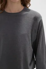 Remera de manga larga confeccionada en viscosa, con cuello redondo a la base y diseño holgado.