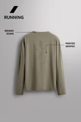 Camiseta de entrenamiento regular fit color gris oscuro, confeccionada en tejido técnico ligero y elástico con estructura. Cuenta con cuello redondo, manga larga y logo estampado en el bajo.