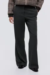 Pantalón sastrero de corte acampanado, con cierre frontal, botón oculto y corchetes. Presenta bolsillos al bies, bolsillos traseros ribeteados y pliegues marcados tanto en la parte delantera como en la trasera.
