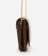 Cartera bandolera Satinato pequeña de color marrón oscuro, confeccionada en poliuretano con detalles de herrajes dorados y correa larga de cadena. Cuenta con solapa frontal y múltiples compartimentos internos.