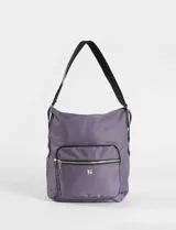 Mochila cartera tipo hobo color violeta, confeccionada en nylon. Cuenta con un compartimento principal con cierre, un bolsillo frontal con cierre y correas ajustables que permiten llevarla al hombro o como mochila.