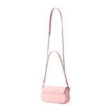 Bolso de hombro Marc Jacobs modelo The Clover, confeccionado en piel suave color rosa. Presenta una silueta redondeada con ribetes ornamentales, cierre magnético y el sello J Marc en el frente. Incluye correa de piel extraíble y correa de cadena.
