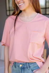 Remera básica de algodón color azul, con escote redondo, manga corta y bolsillo en el pecho.