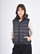 Chaleco acolchado tipo puffer color negro, con cierre frontal y capucha integrada.