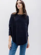 Sweater azul marino de punto con textura horizontal, cuello redondo y mangas largas.