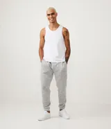 Pantalón de jogging gris jaspeado, con cintura elástica ajustable con cordón, bolsillos laterales y traseros, y puños ajustados.