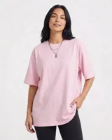 Remerón oversize de manga corta, color rosa pálido, con cuello redondo.