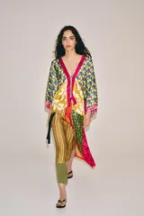 Kimono de viscosa con estampado multicolor de flores y patrones geométricos, escote en V, mangas tres cuartos y cierre frontal con tiras para anudar.