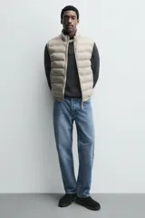 Bota estilo Chelsea de hombre, fabricada en piel con acabado de serraje. Presenta elásticos laterales, horma redonda y suela con ligero tacón.