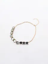 Gargantilla dorada con eslabones y gemas facetadas grises engarzadas.