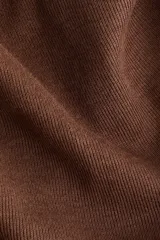 Top de algodón marrón con manga japonesa, escote en V delantero y trasero, corte ajustado y costuras fruncidas con efecto drapeado y ribetes overlock.