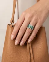 Anillo de plata 925 con diseño multicapa, compuesto por bandas alternadas de circonias blancas y verdes en corte baguette.