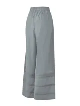 Pantalón de tiro alto color celeste, confeccionado en lino orgánico y viscosa, de corte recto y holgado. Cuenta con cintura elástica con cordón de ajuste y detalles de broderie tono a tono en los laterales y en el borde inferior.
